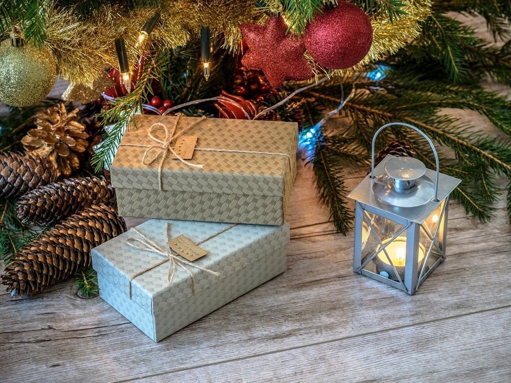 Sapin de Noël avec des idées de cadeaux zéro déchet sous le sapin
