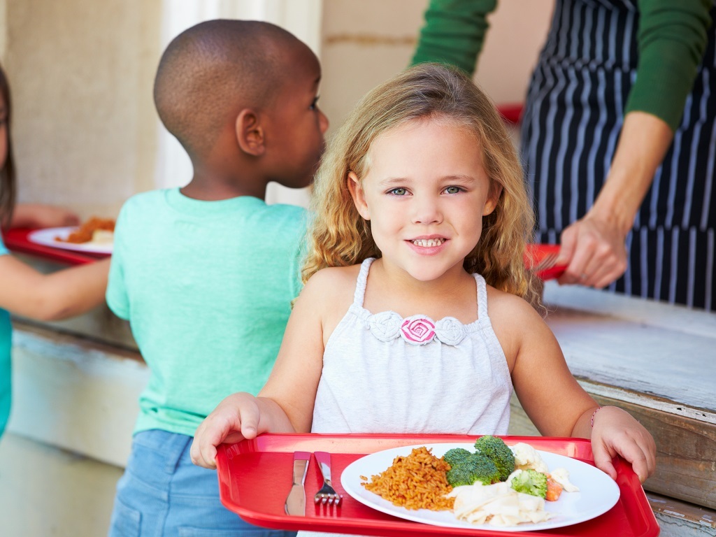 Dans les écoles de Lyon, les enfants auront des menus sans viande durant la crise sanitaire. C'est le seul moyen que la mairie a trouvé pour servir 29.000 repas par jour aux écoliers.