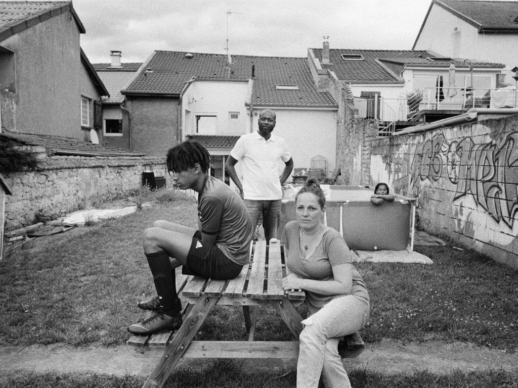 Bertrand Meunier a photographié une famille qui vit à la frontière luxembourgeoise. // PHOTO : Bertrand Meunier / Tendance floue pour Forum vies mobiles.
