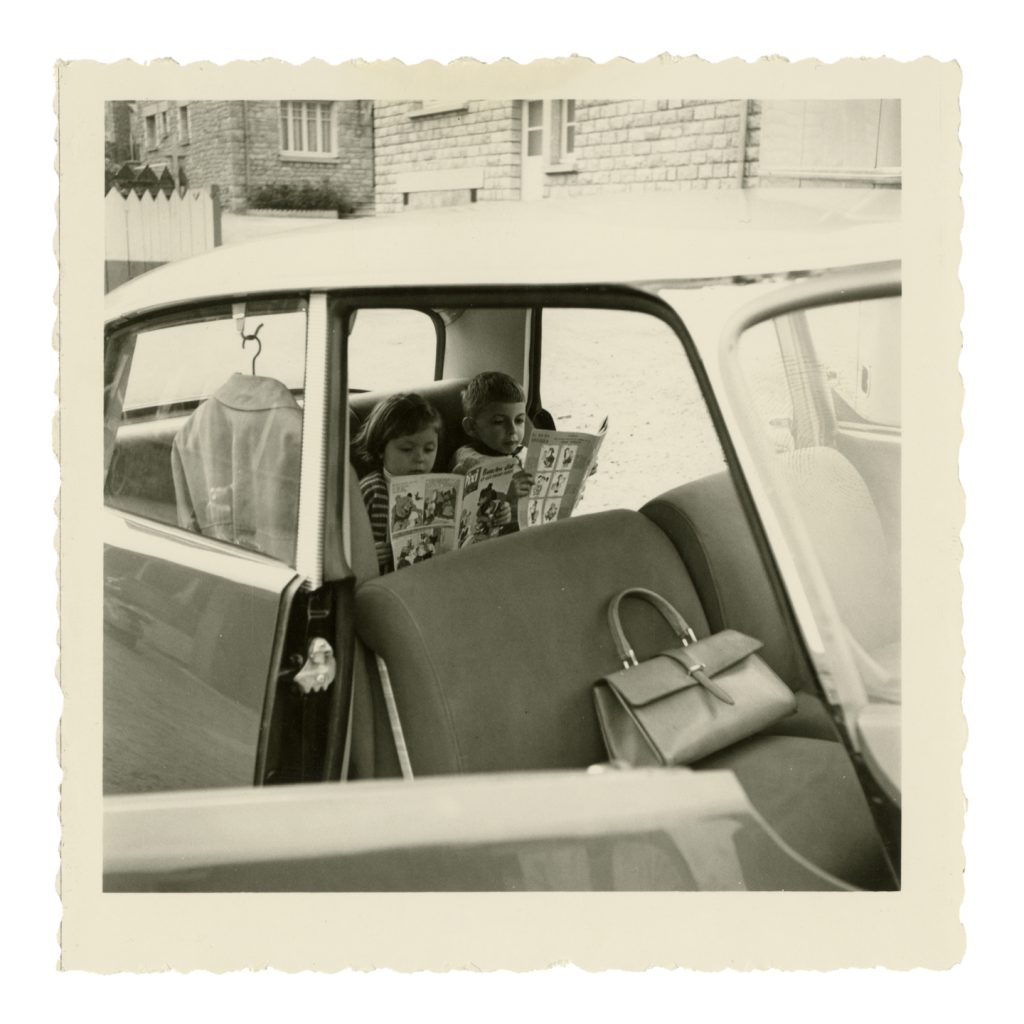 Claude Willaume s'est replongé dans les archives photographiques de son père et a découvert la place de la voiture dans sa famille. // PHOTO : Claude Willaume / Tendance floue pour Forum vies mobiles.