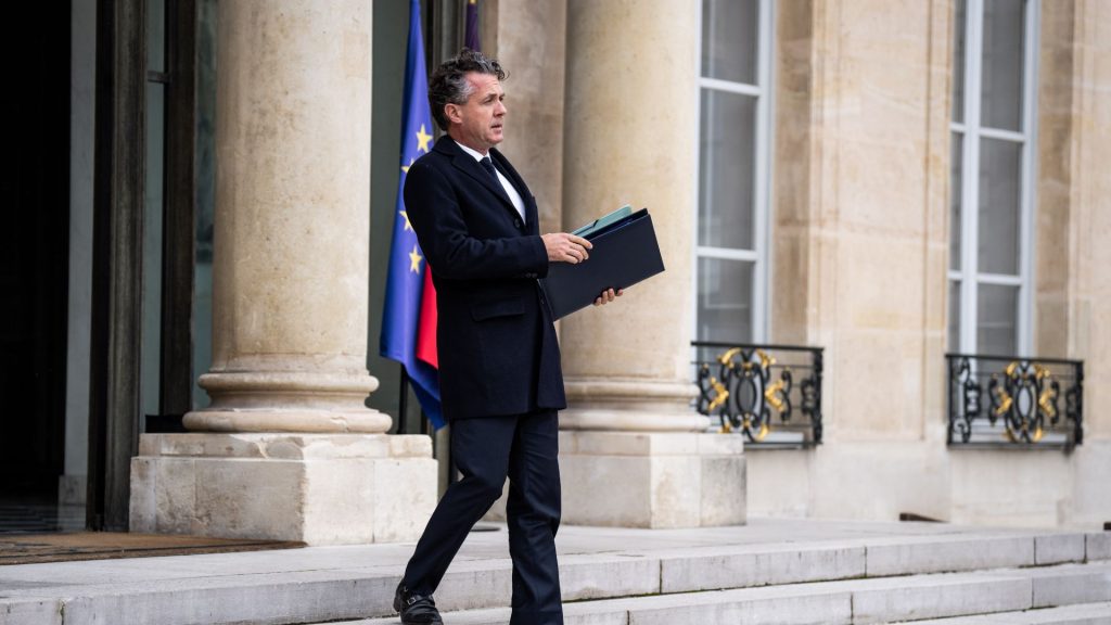 Christophe Béchu sort du conseil des ministres