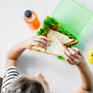 enfant éduqué contre le marketing alimentaire