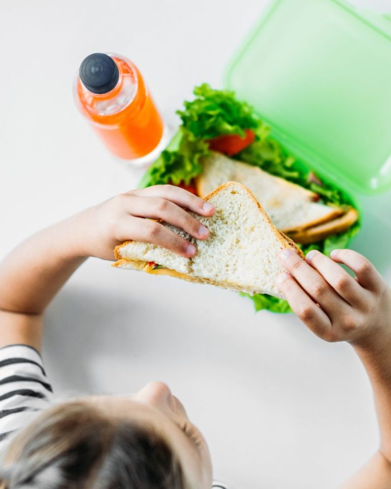 enfant éduqué contre le marketing alimentaire