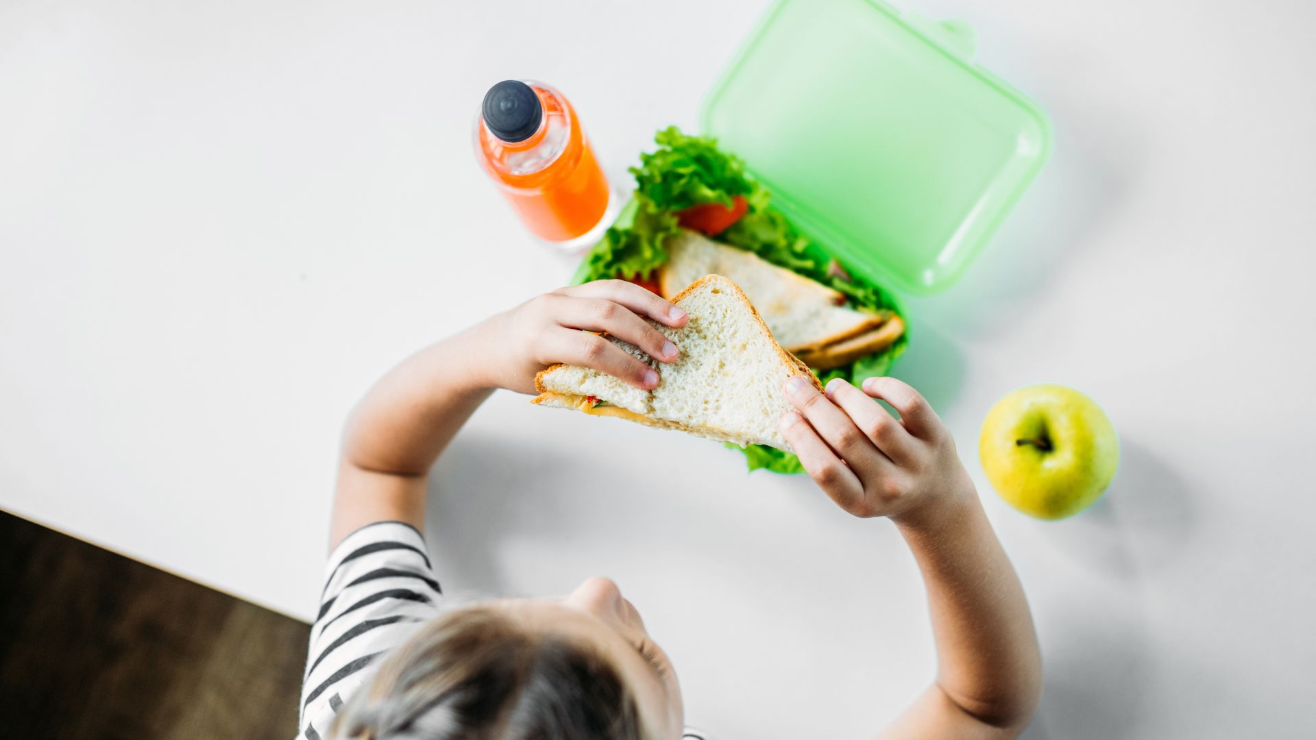 enfant éduqué contre le marketing alimentaire