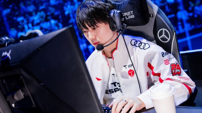 JackeyLove, ou Yu Wen-Bo, en quarts de finale des mondiaux 2024 de League of Legends à Paris