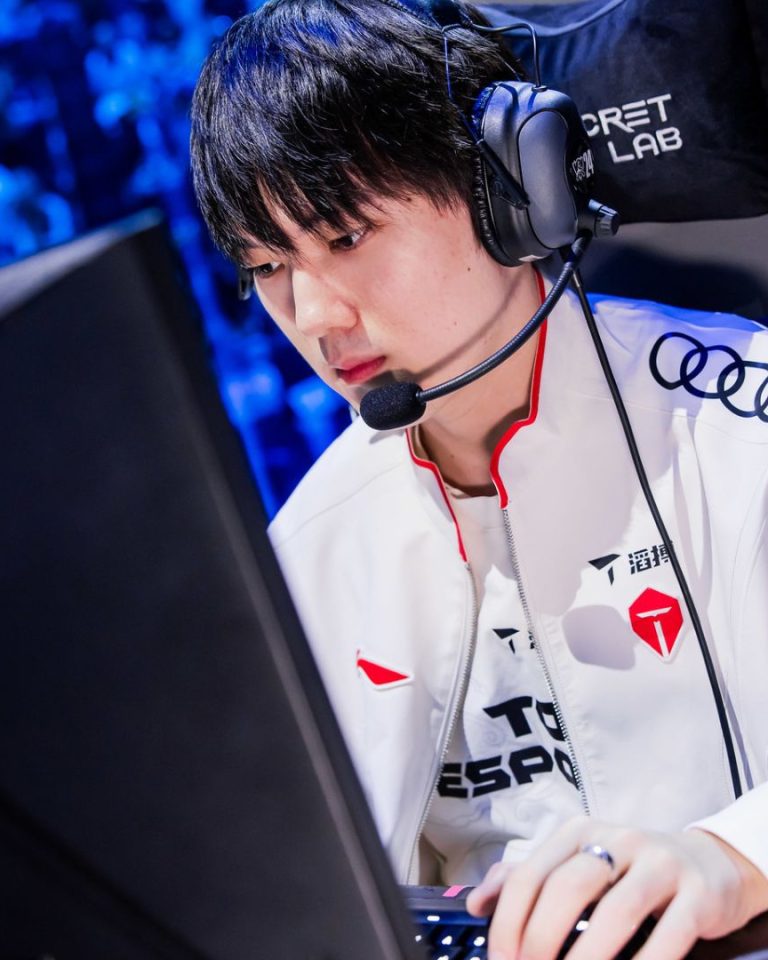 JackeyLove, ou Yu Wen-Bo, en quarts de finale des mondiaux 2024 de League of Legends à Paris