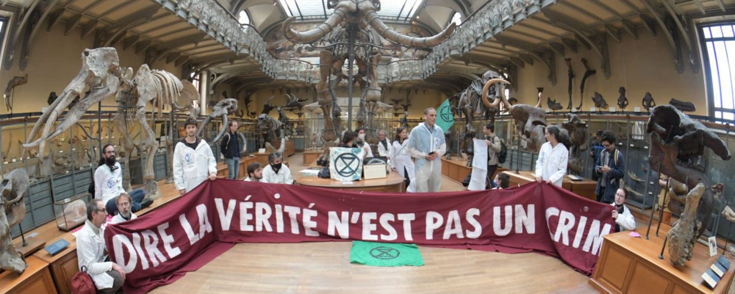 Action de Scientifiques en rébellion au Muséum National d'Histoire Naturelle à Paris le 9 avril 2022