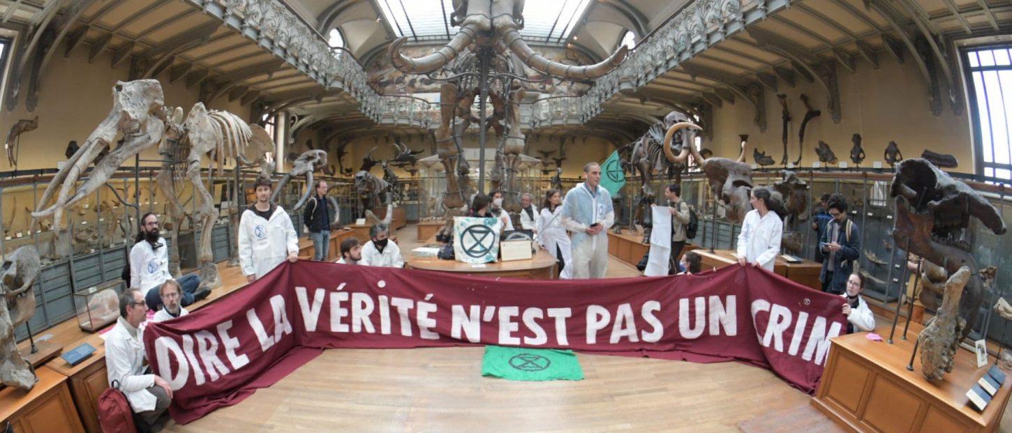 Action de Scientifiques en rébellion au Muséum National d'Histoire Naturelle à Paris le 9 avril 2022