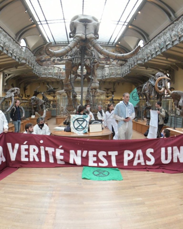 Action de Scientifiques en rébellion au Muséum National d'Histoire Naturelle à Paris le 9 avril 2022