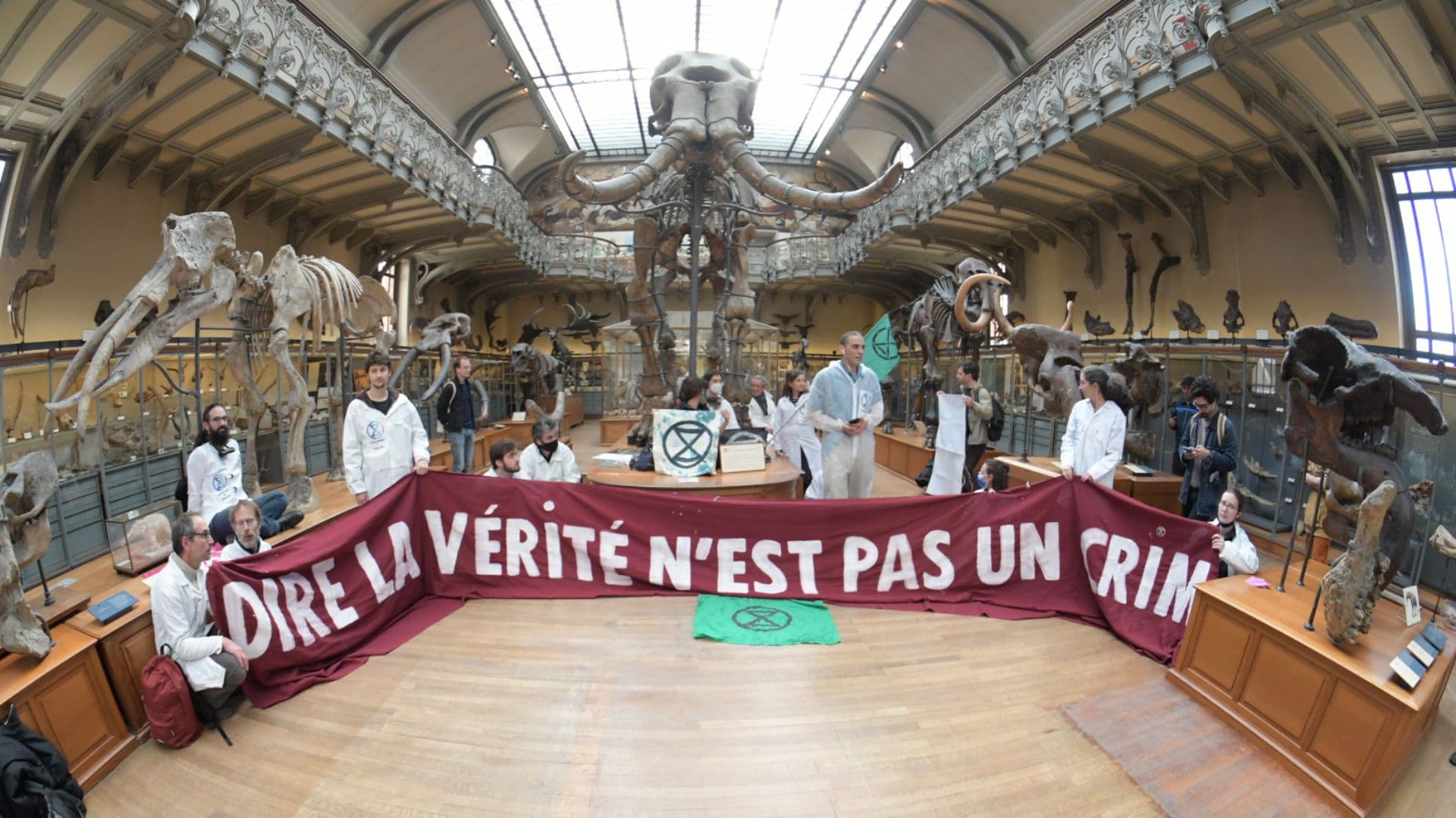 Action de Scientifiques en rébellion au Muséum National d'Histoire Naturelle à Paris le 9 avril 2022