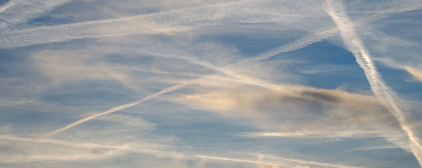 La géoingénierie solaire sera l'un des sujets de la COP29. Ciel éclairé avec des traces d'avions.