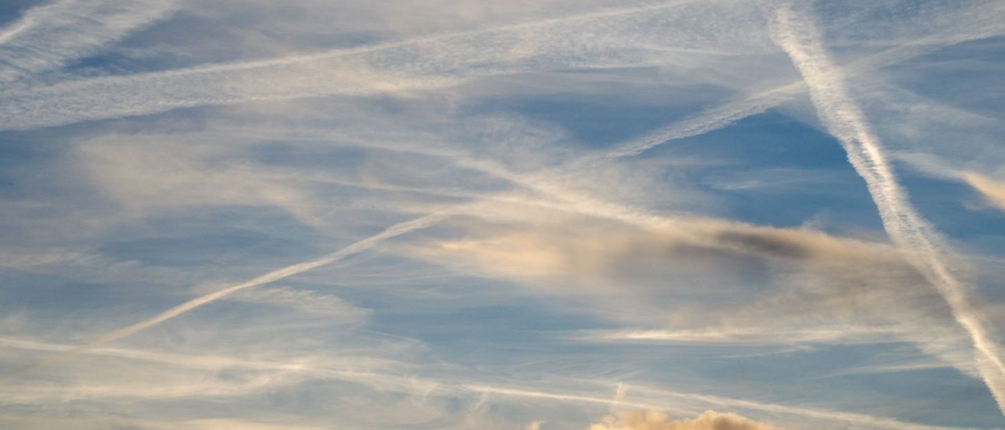 La géoingénierie solaire sera l'un des sujets de la COP29. Ciel éclairé avec des traces d'avions.