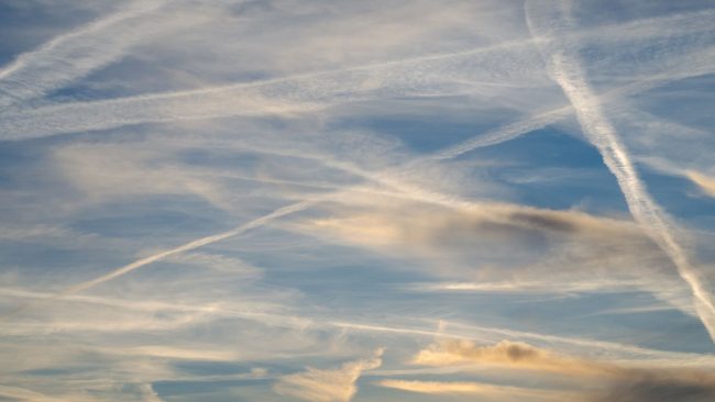 La géoingénierie solaire sera l'un des sujets de la COP29. Ciel éclairé avec des traces d'avions.