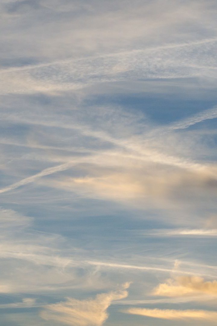 La géoingénierie solaire sera l'un des sujets de la COP29. Ciel éclairé avec des traces d'avions.