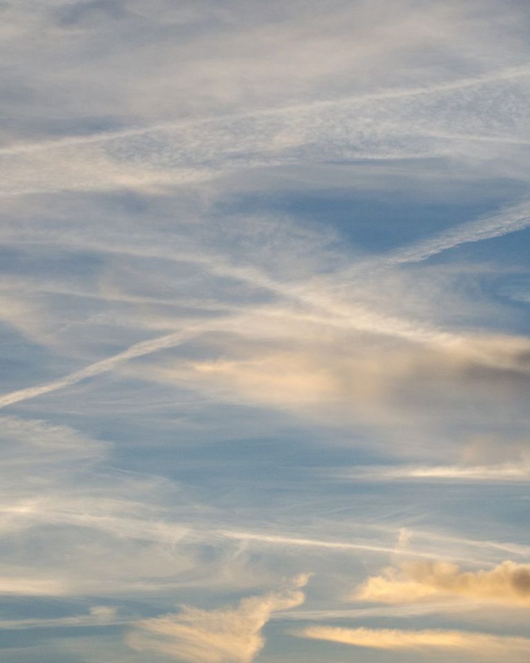 La géoingénierie solaire sera l'un des sujets de la COP29. Ciel éclairé avec des traces d'avions.